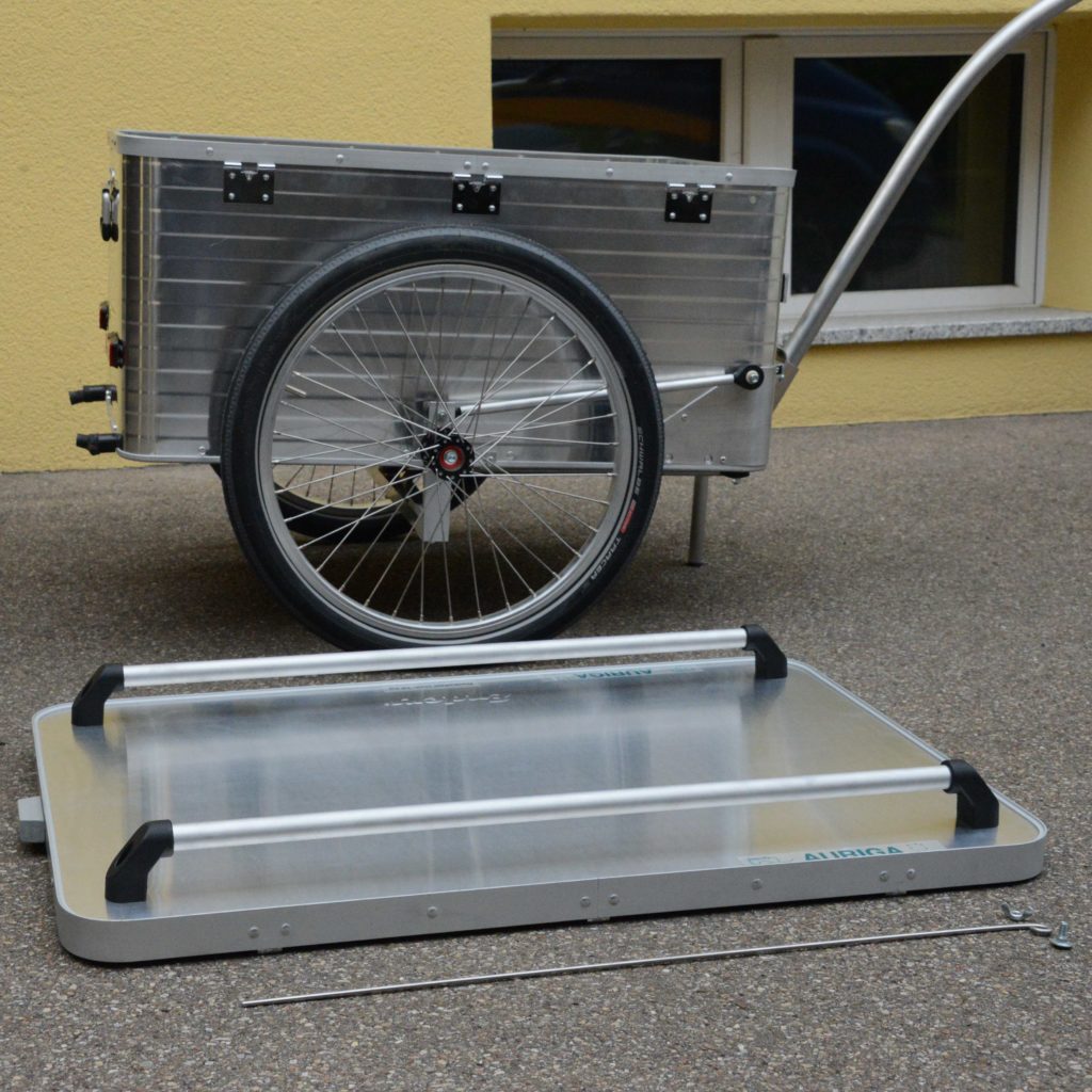 Boxendeckel vom Fahrradanhänger abgenommen